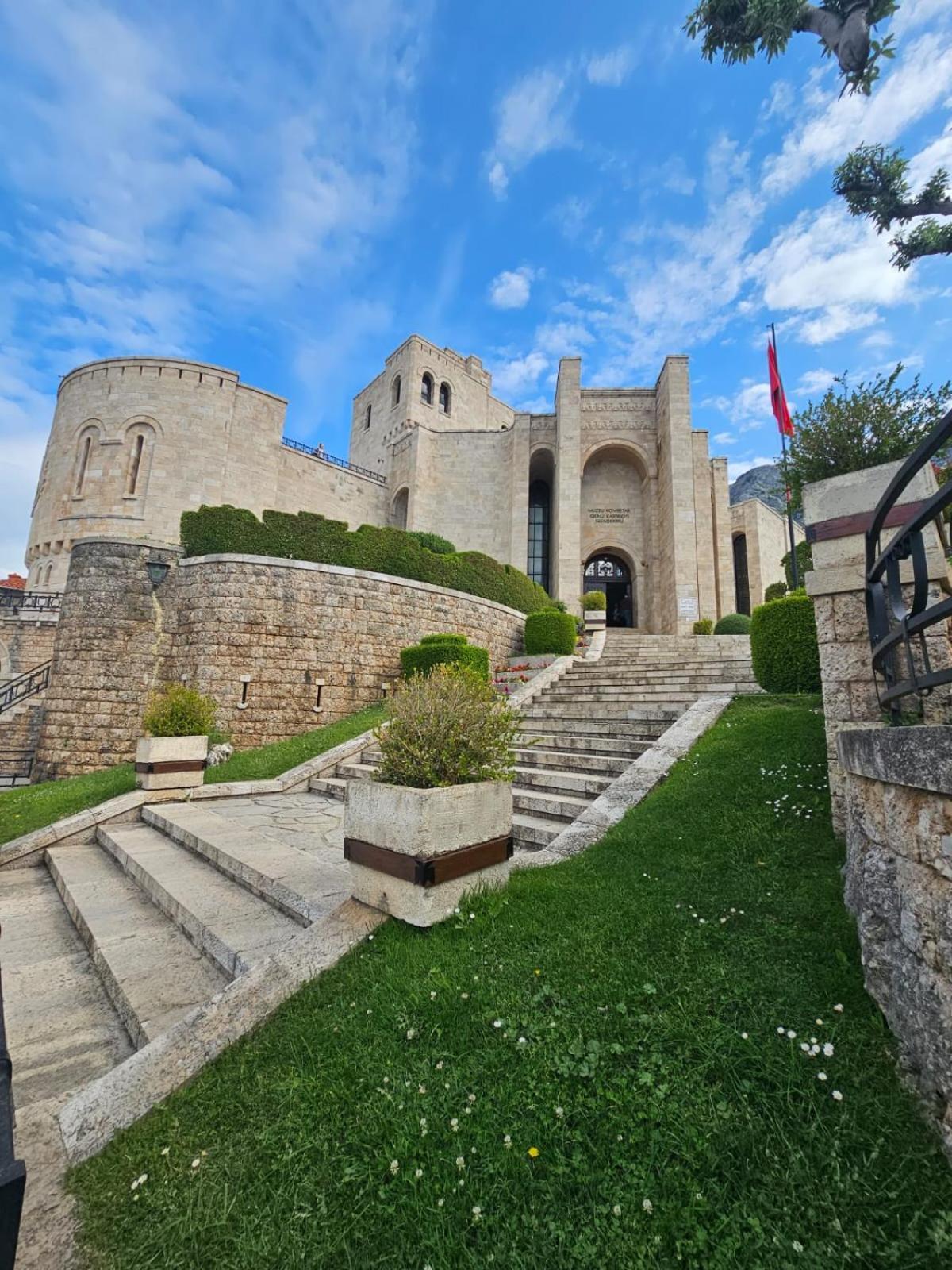 Castle - Inside,Voga Guesthause Hotel Kruje Bagian luar foto